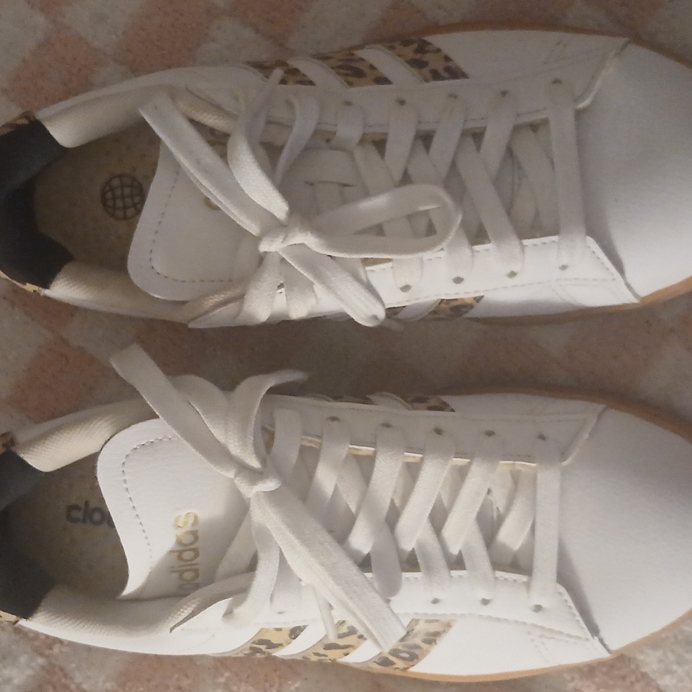 Adidas tenny shoes